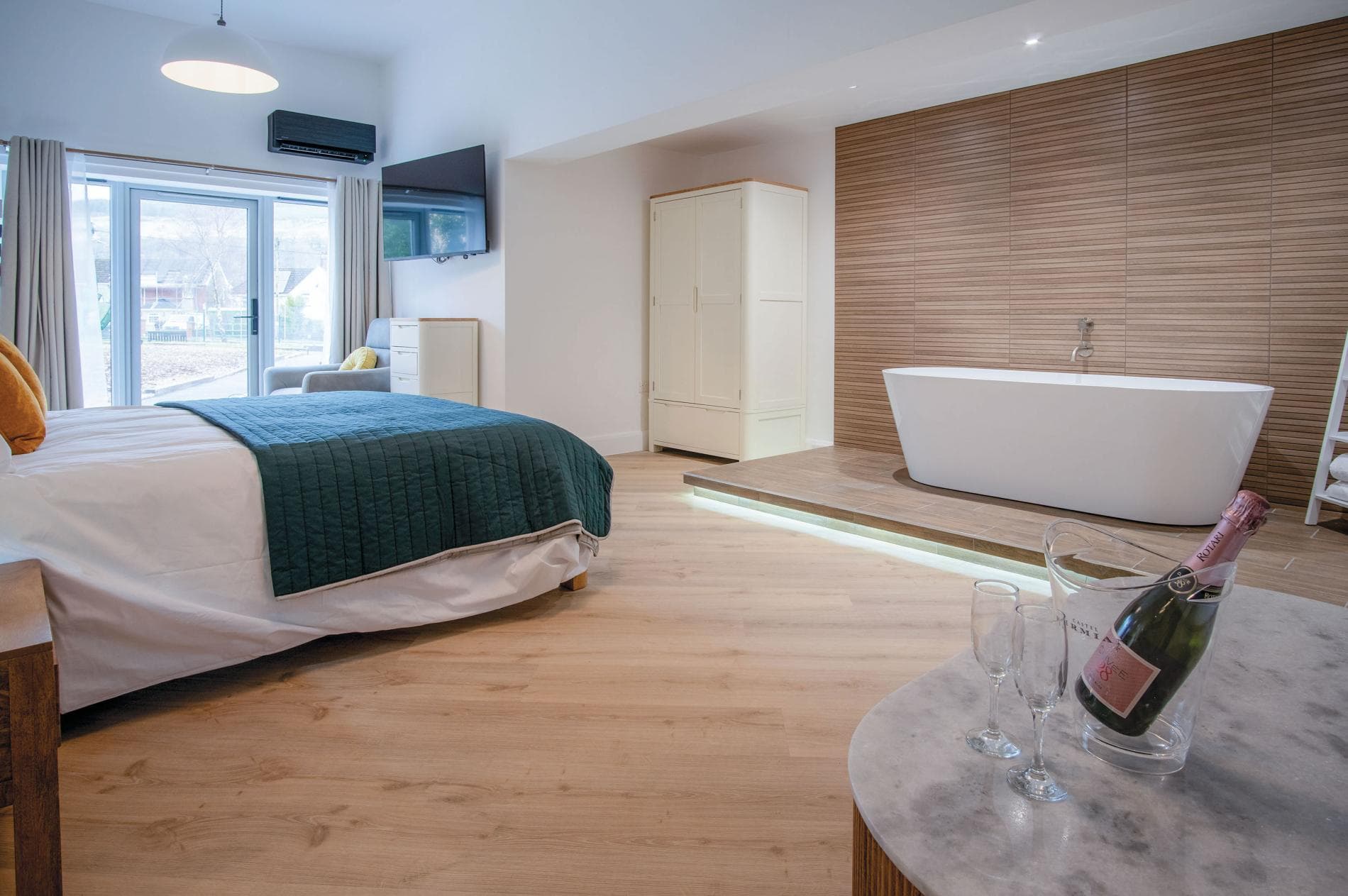 Large Super King with Freestanding Bath